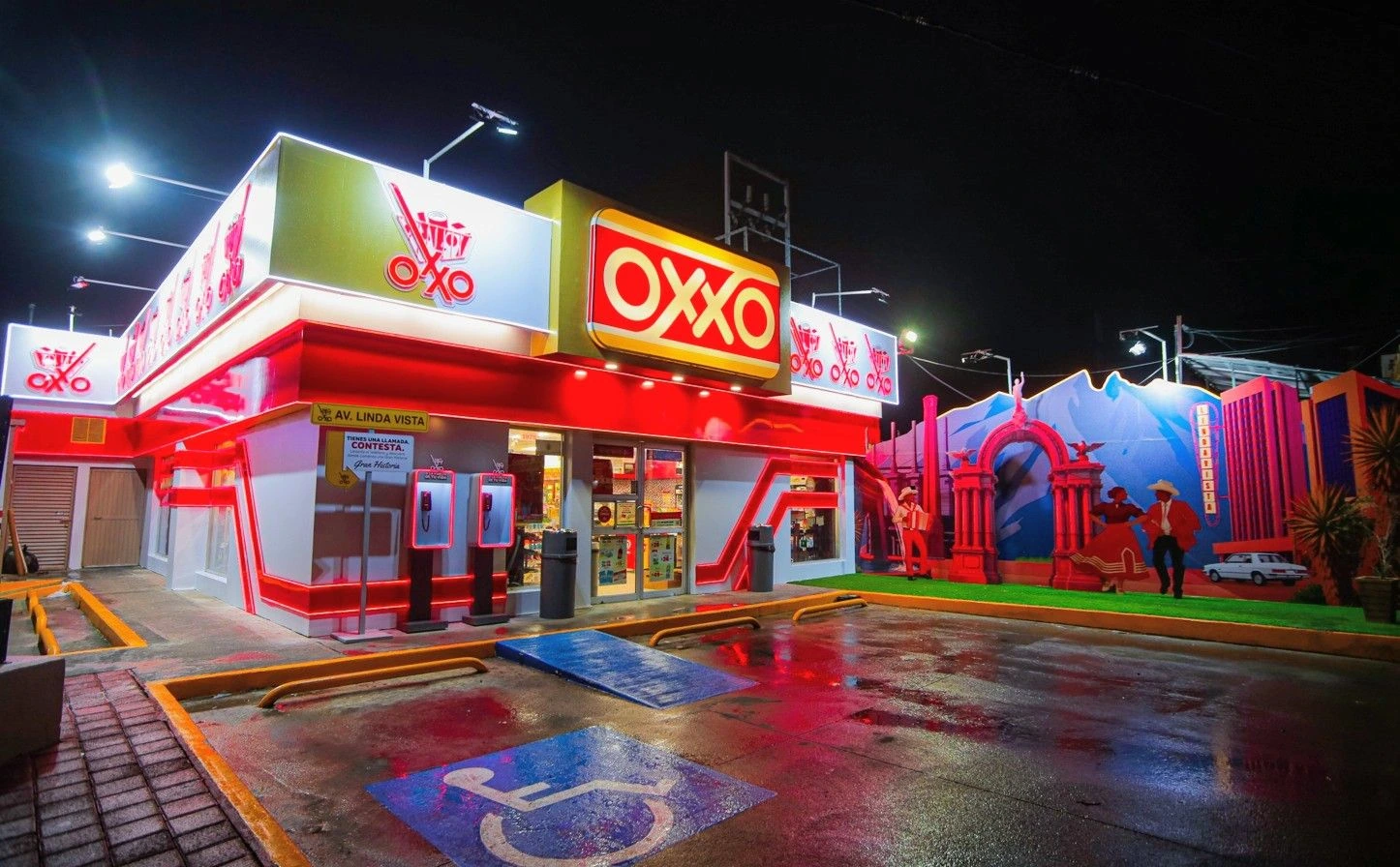 Tienda OXXO intervenida en Guadalupe, Nuevo León, con diseño retro y referencias a la cultura regiomontana.