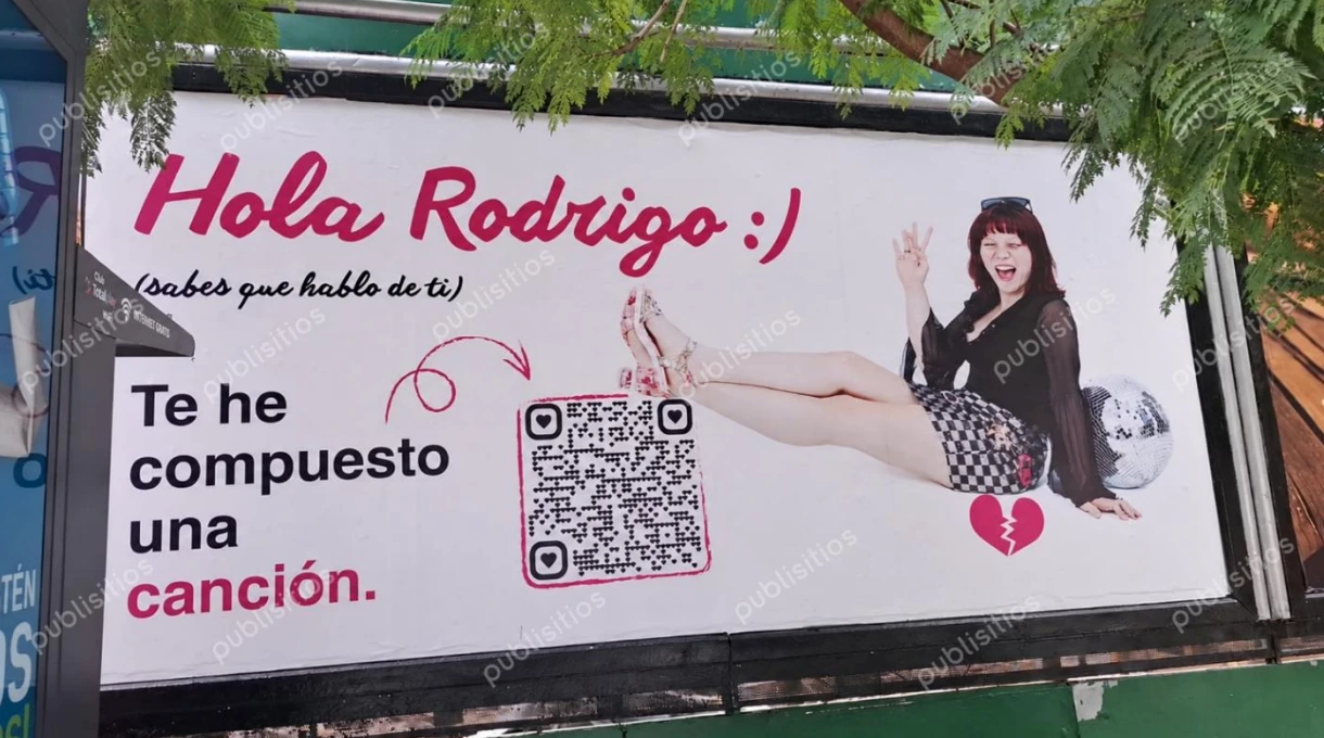 Segunda vista de una valla fija de Space Bunny Ninja con el texto Hola Rodrigo, Te he compuesto una canción y un QR central.