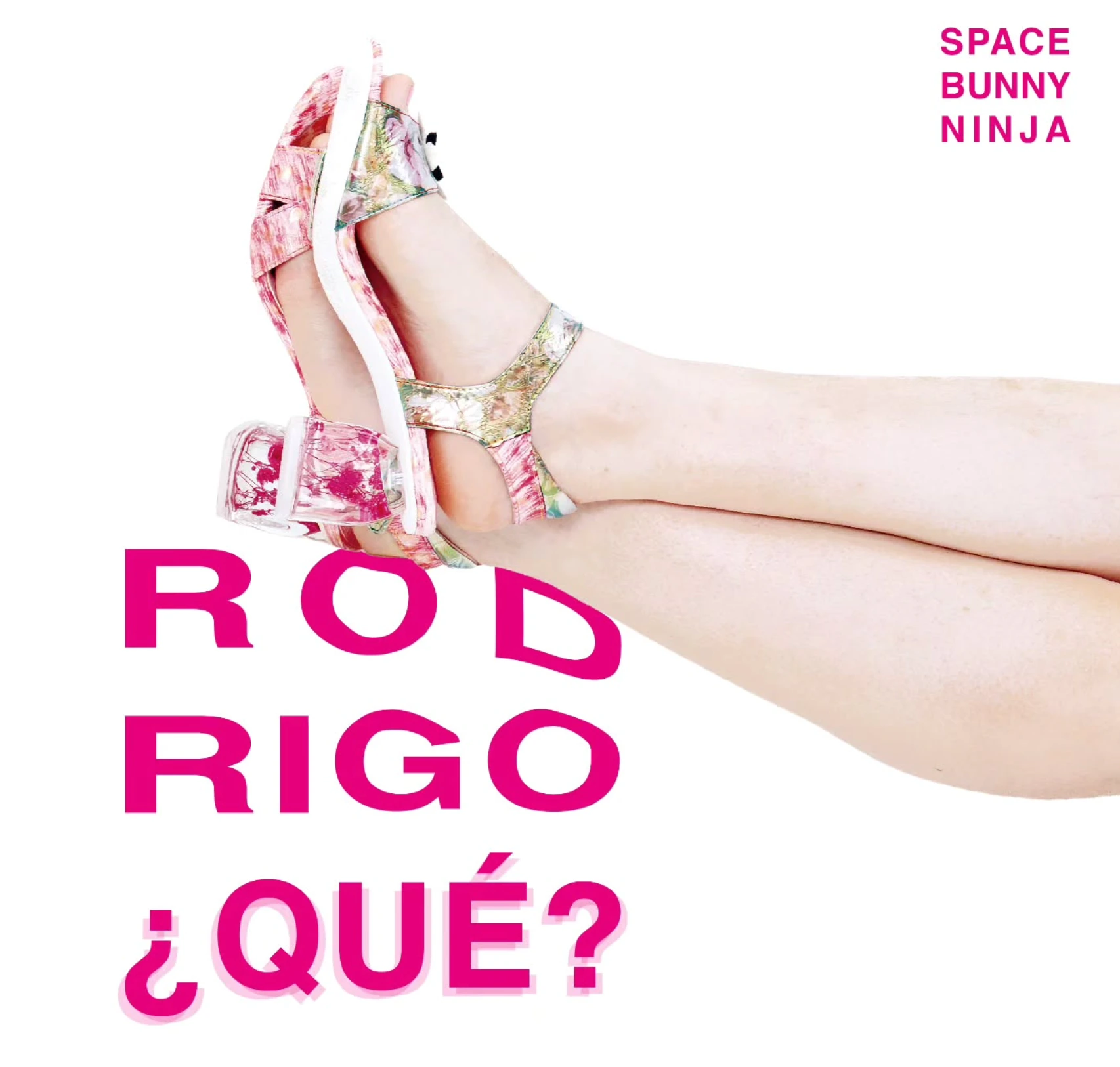 Creatividad musical de Space Bunny Ninja con calzado rosa y el texto Rodrigo ¿Qué? sobre fondo blanco.